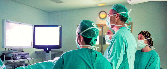 El Dr. Jose Vicente Ferrer durante una operación por Laparoscópia