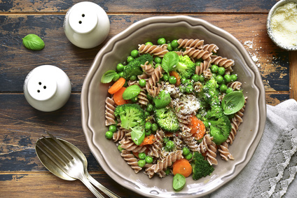 Ensalada de pasta integral con guisantes, brócoli y zanahoria • Clínicas  ObésitasClínicas Obésitas