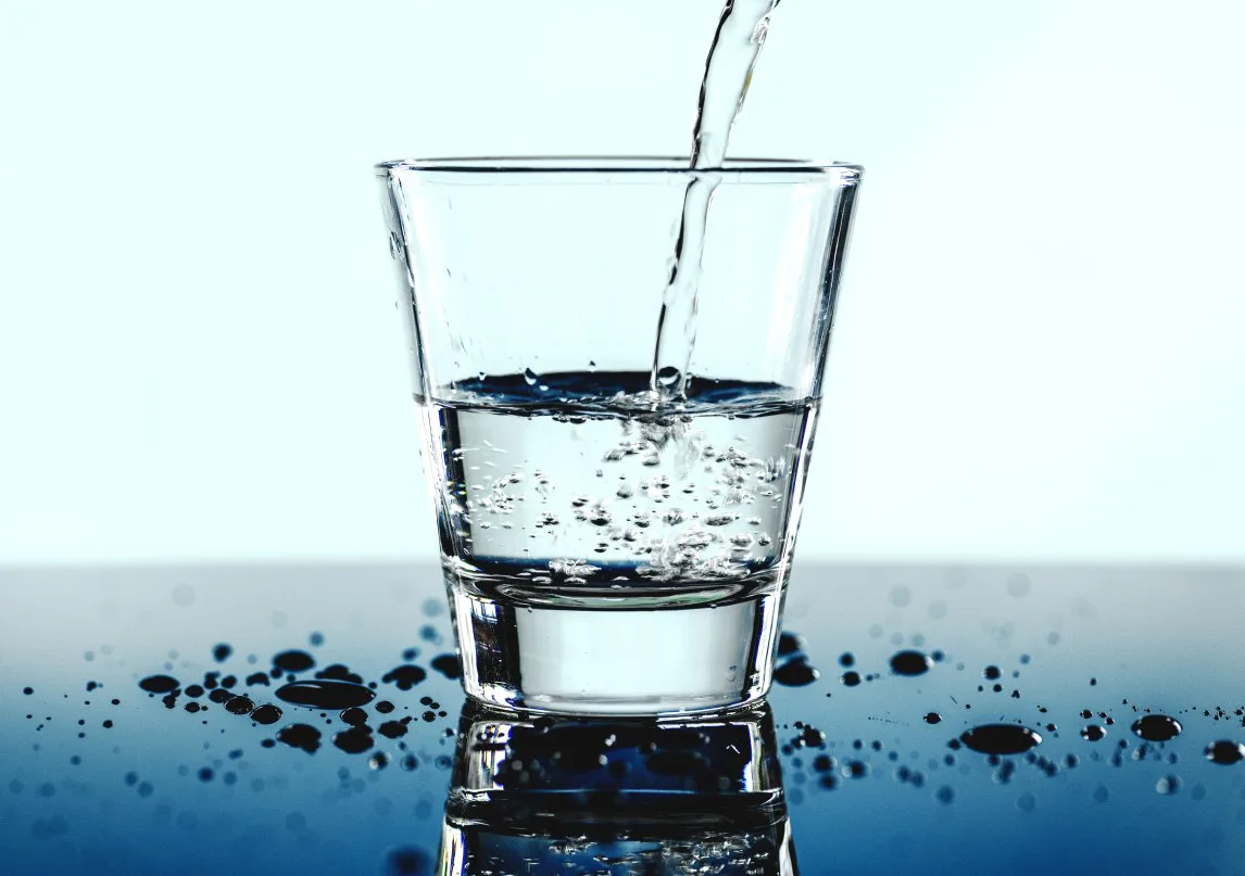 Por qué beber agua te quita años de encima